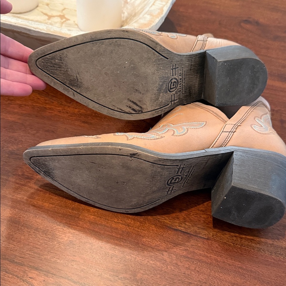 Circle G Embroidered Tan Ankle Booties - Picture 4 of 5